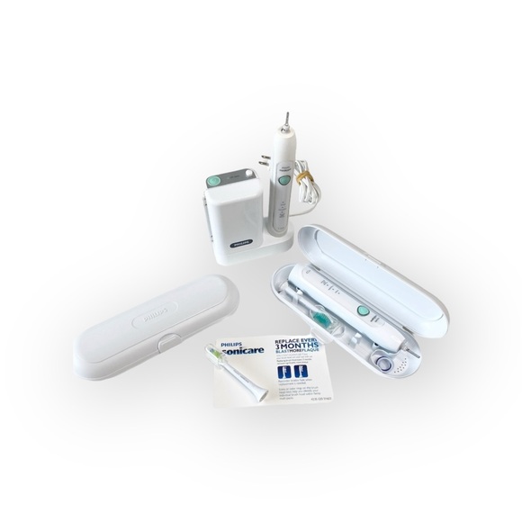 Phillips Sonicare ⁂ HX6150 Diamond Clean Toothbrush ⁂ UV Clean ⁂ 2 Handle Set ⁂ - Picture 3 of 16